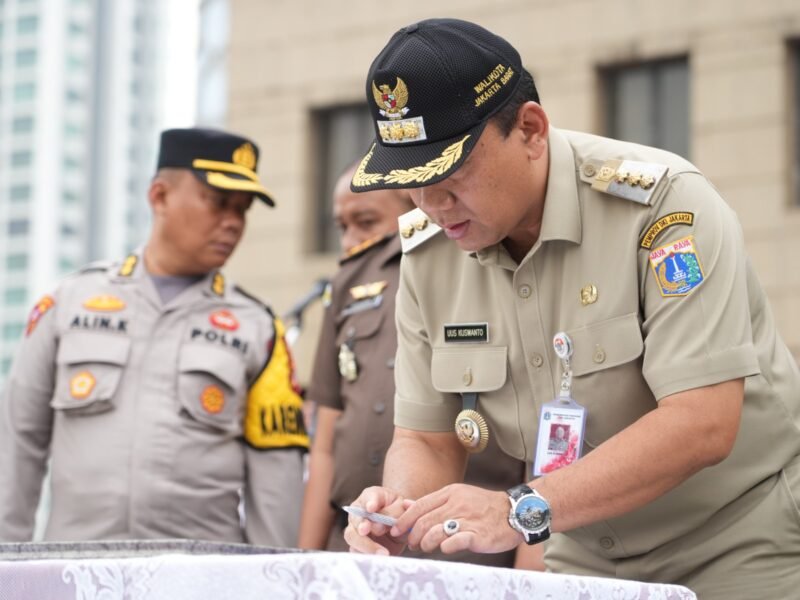 Walikota Jakarta Barat, Uus Kuswanto saat menandatangi deklarasi damai. (Foto: PWI Pokja Walikota Jakarta Barat)