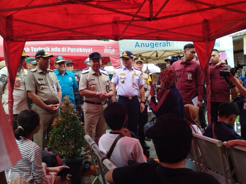 Pj Gubernur DKI Jakarta Teguh Setyabudi saat melakukan pengecekan kesiapan moda transportasi di Terminal Kalideres. (Foto: PWI Pokja Walkot Jakbar)